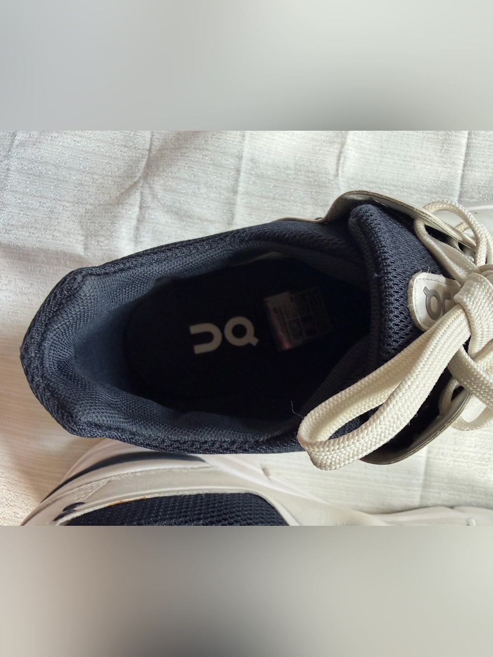 On Men’s THE ROGER - 9.5 - Picture 7 of 9